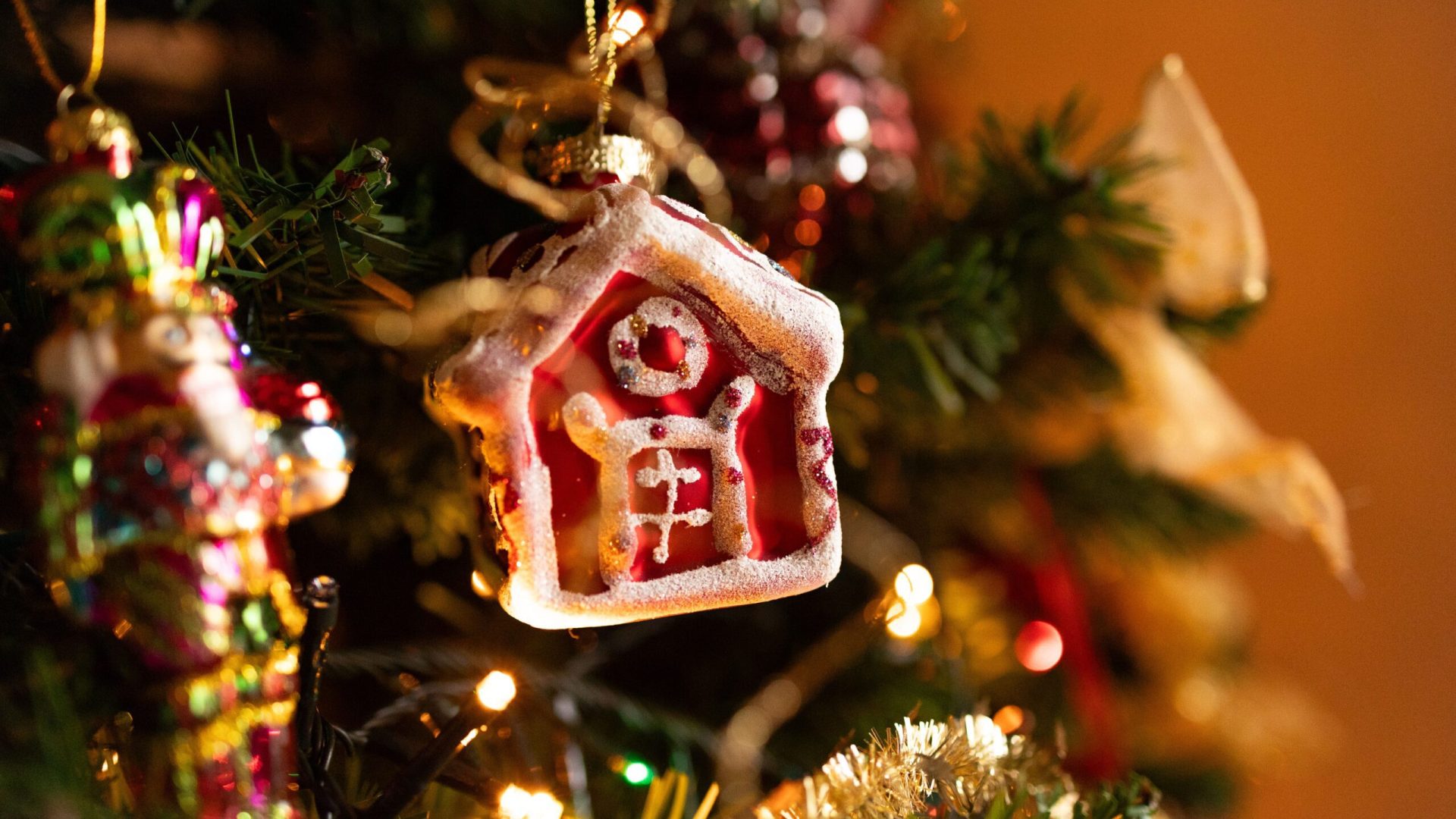 Dettaglio ravvicinato di un albero di Natale addobbato.