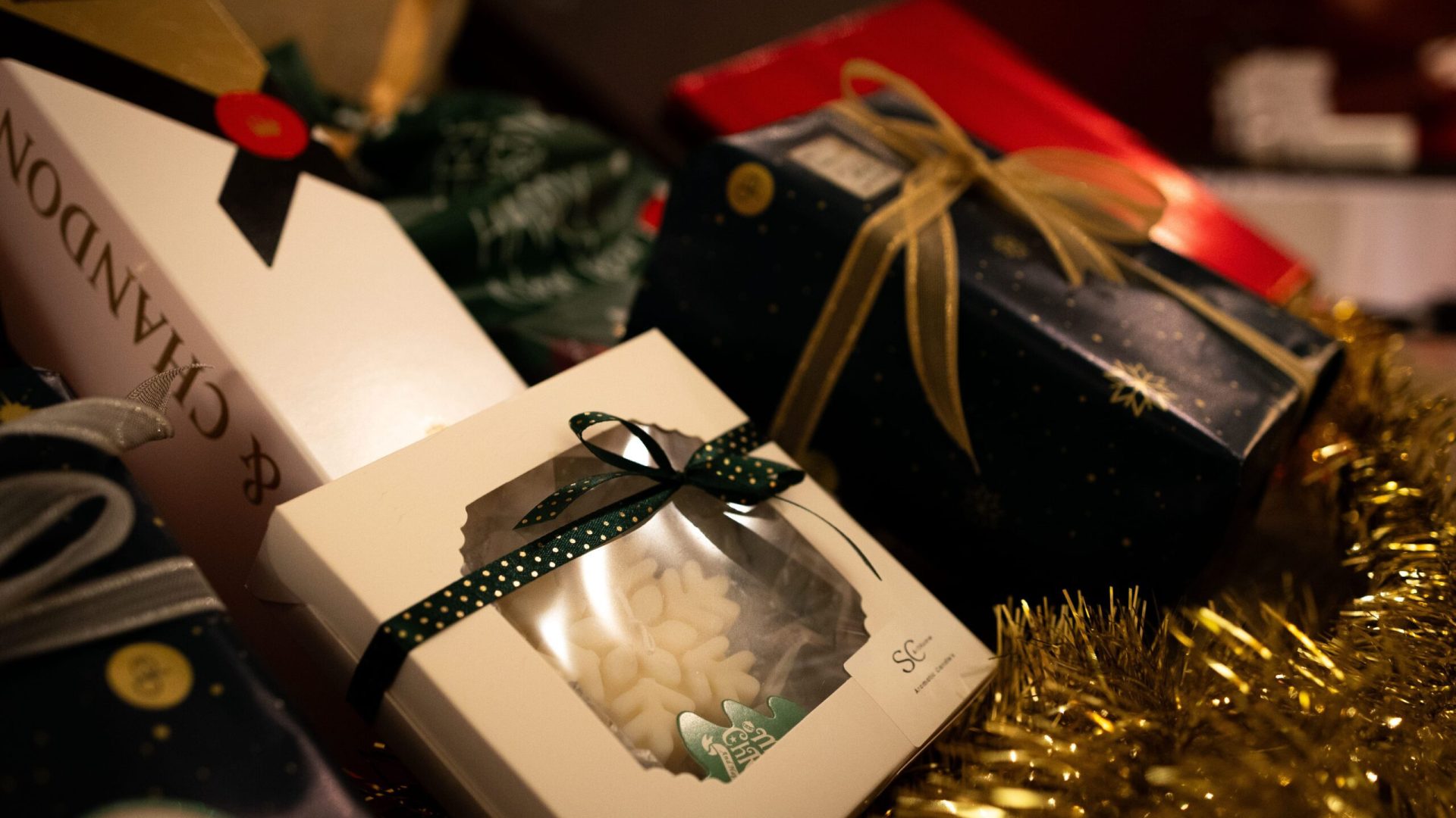 Composizione natalizia con pacchetti regalo assortiti.
