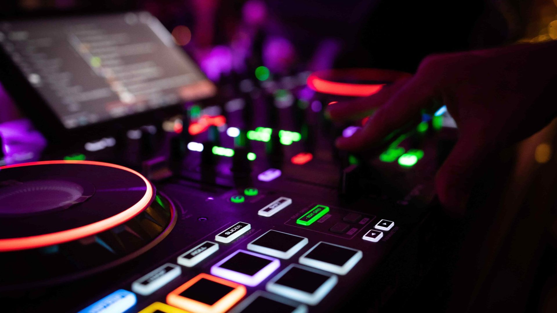 Primo piano ravvicinato di una console da DJ professionale.